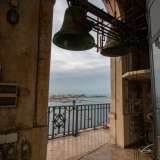 Una volta entrati nel palazzo, un ascensore e una stretta scala a chiocciola permettono di salire fino al Belvedere della torre, caratterizzato dalla presenza di ben undici antiche campane 